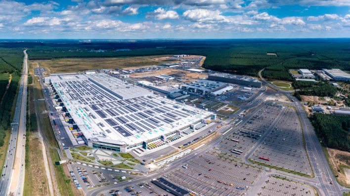 Archivbild: Baustelle zum Neubau der Tesla Gigafactory 4 am Schlehenweg - Eichenstraße im Ortsteil Freienbrink in Grünheide (Mark) im Bundesland Brandenburg. (Quelle: dpa/aerofoto)
