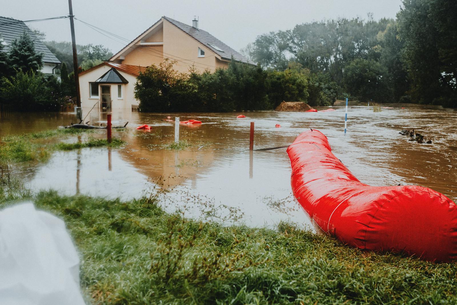 Hochwasserschutz mit Barrieren an überflutetem Standort, Symbolbild Rückstauschutz Gewerbe