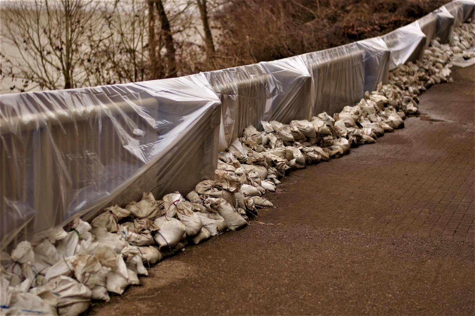 Sandsack-Barriere am Hochwasser-Standort, Symbolbild Hochwasser-Alarmplan Industrie