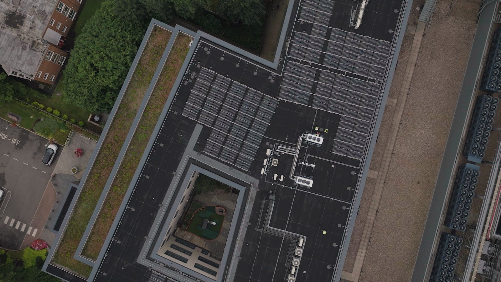 Industriedach mit Solar-Gründach, Kombination aus PV-Modulen und extensiver Dachbegrünung von oben