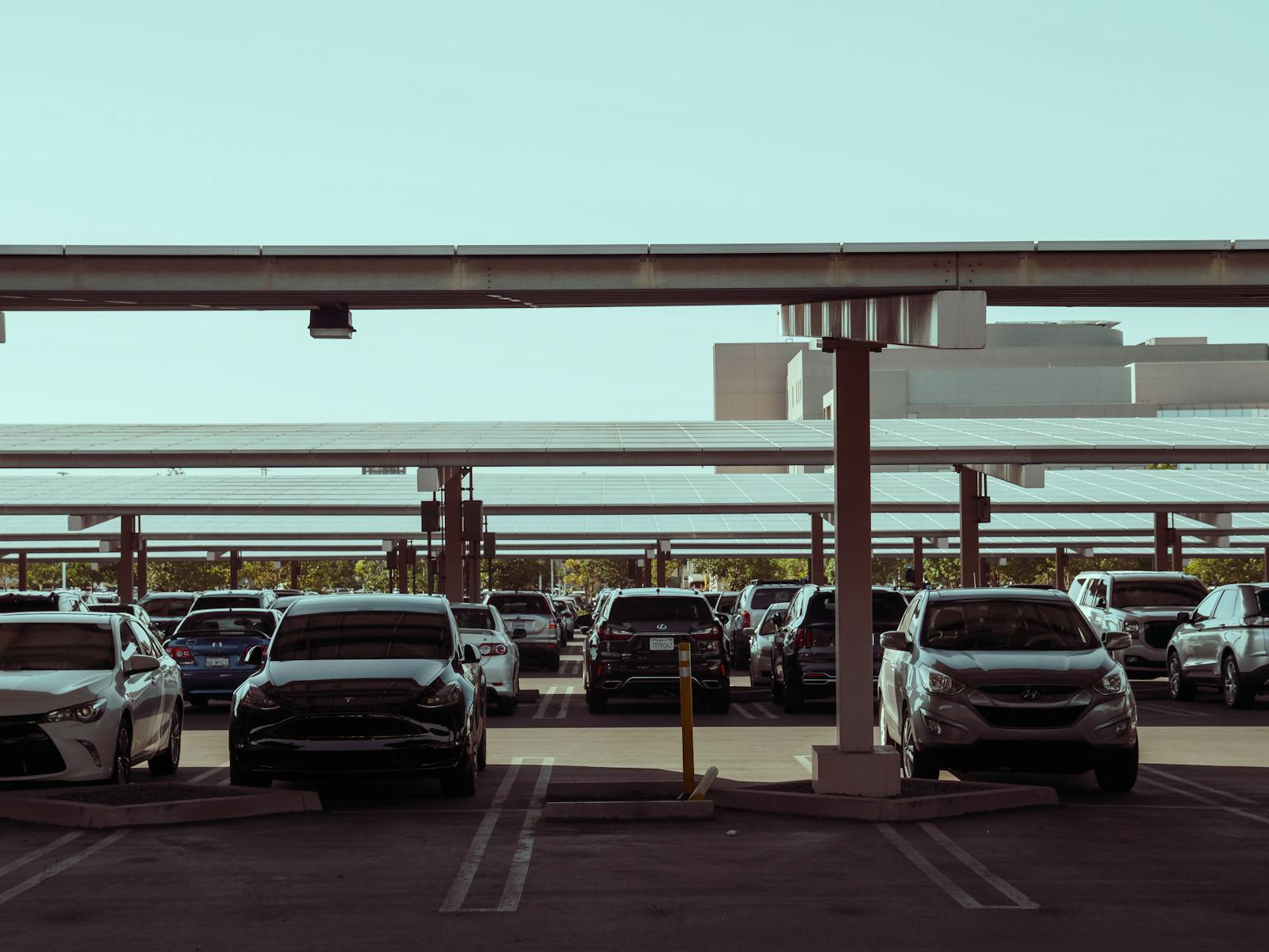 PV-Carport über Mitarbeiterparkplatz, Doppelnutzen Eigenstrom Hagelschutz Hitzeminderung