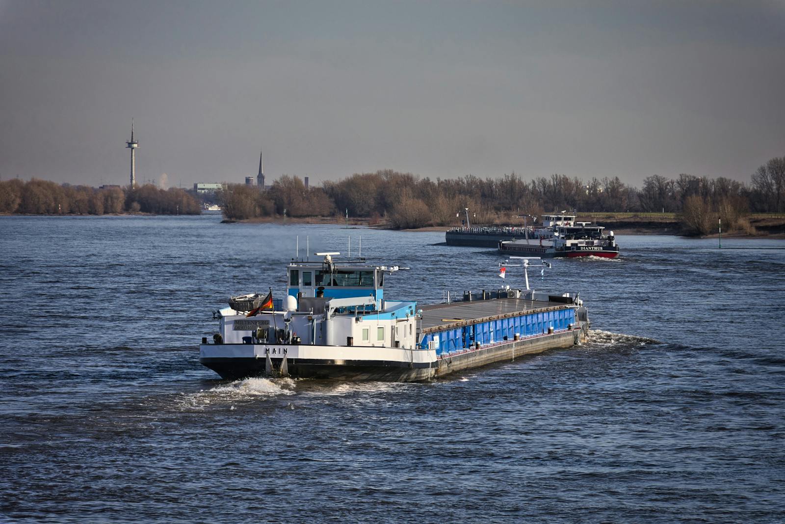 Frachter auf Rhein bei niedrigem Wasserstand, Symbolbild Niedrigwasser Rhein 2018 2022 Industrie