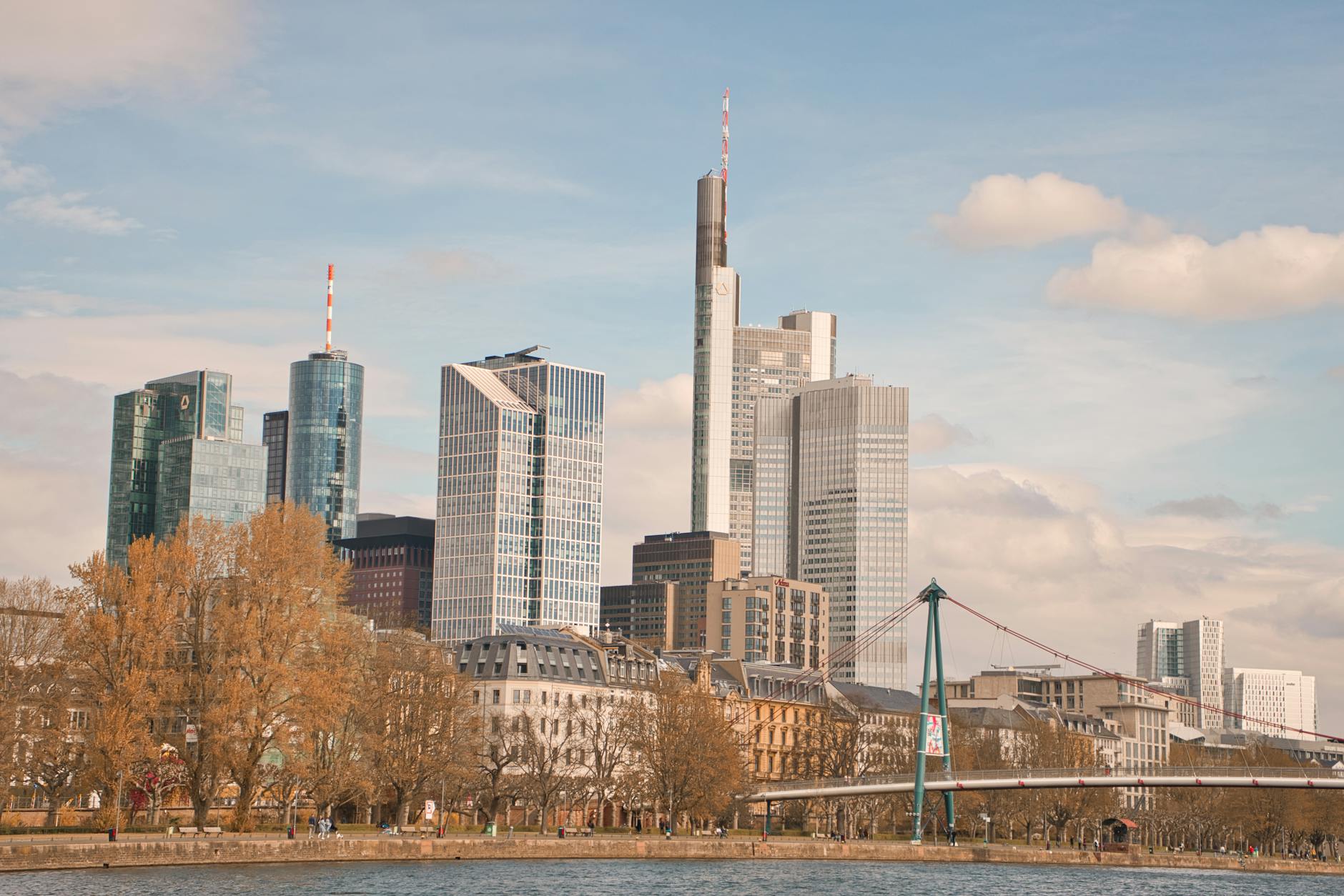 Frankfurter Bankenviertel: MaRisk ESG und LSI-Stresstest für Sparkassen und Genossenschaftsbanken
