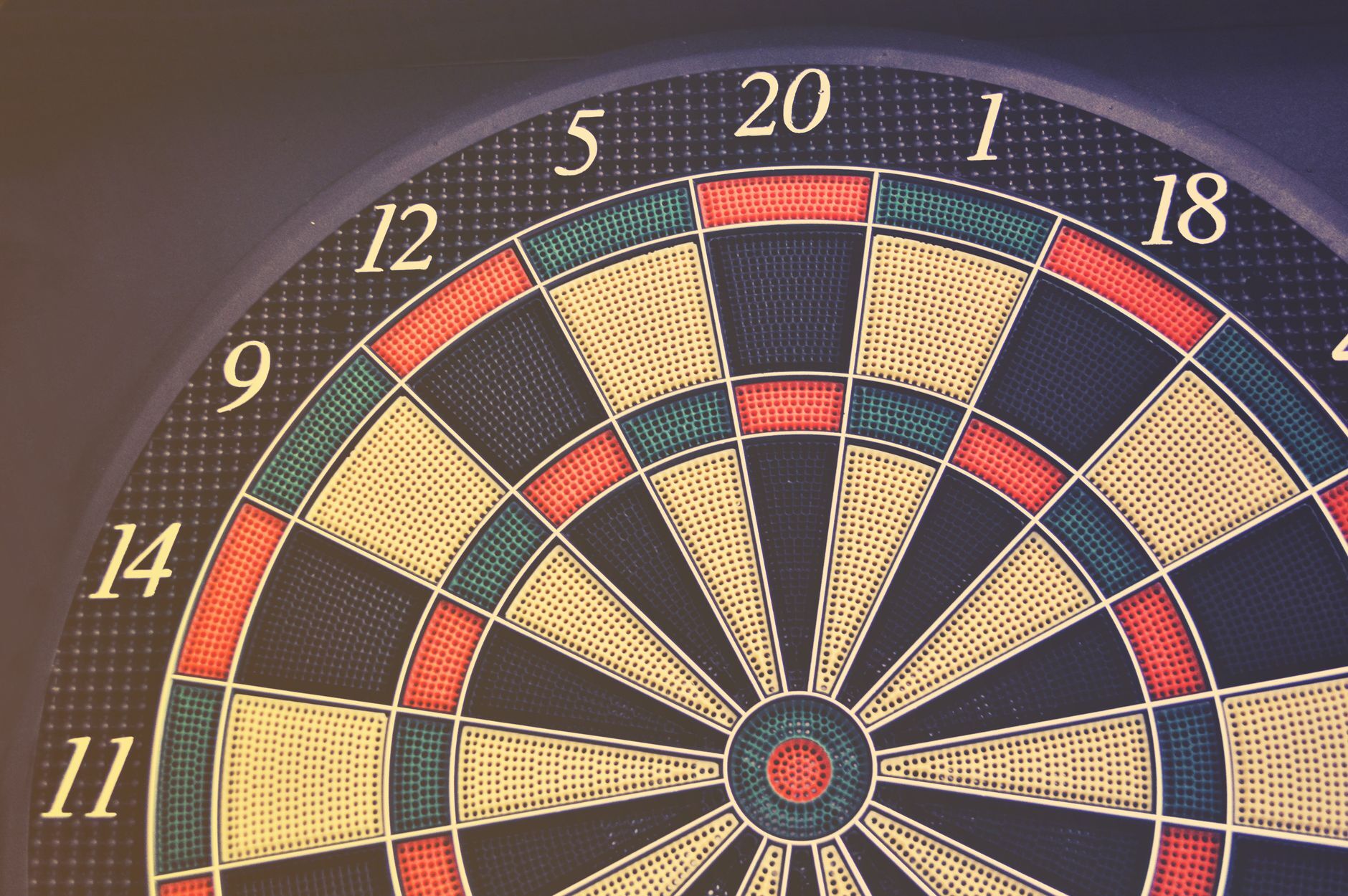 Nahaufnahme einer Dartscheibe mit Zahlen und farbigen Feldern