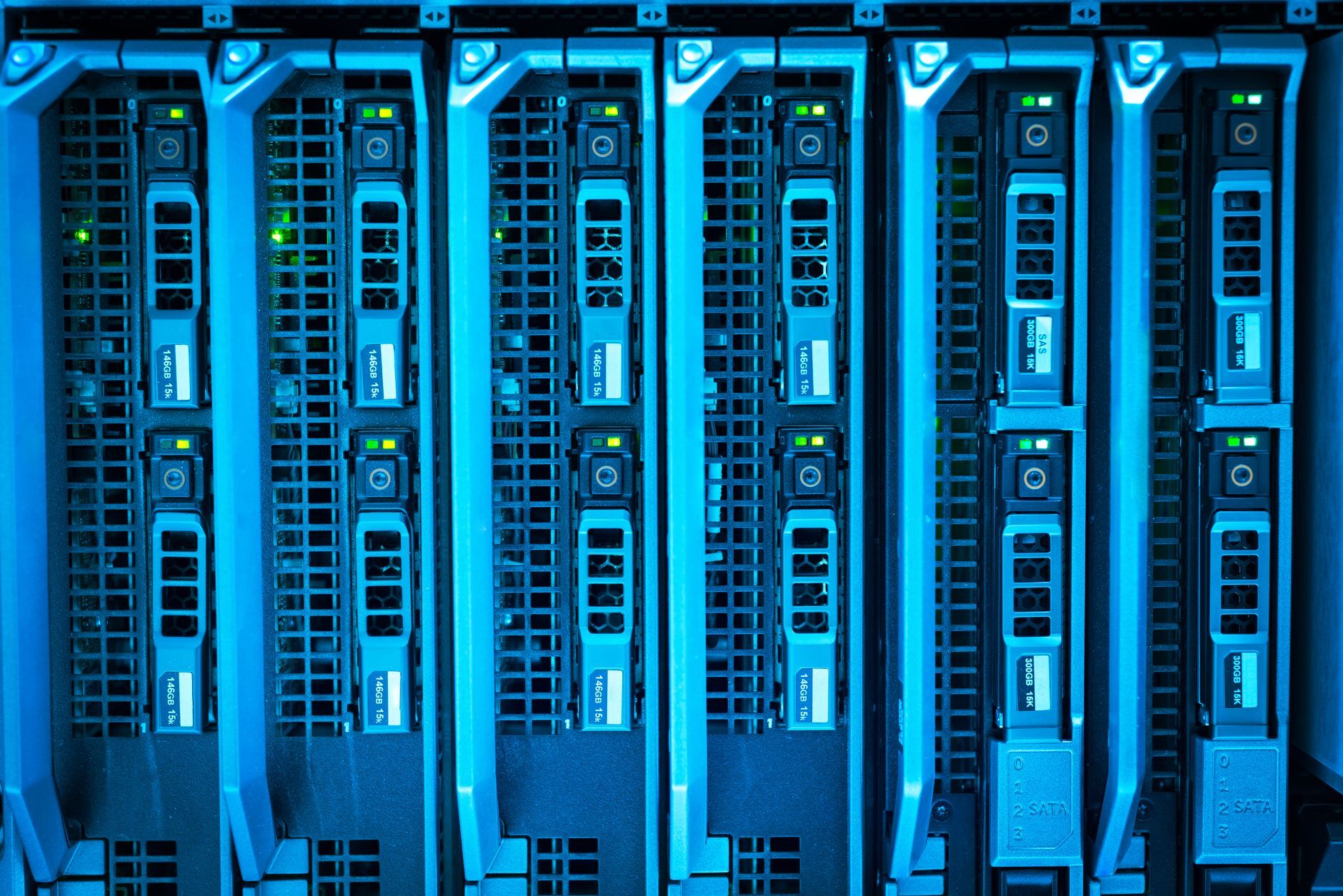 Blau beleuchtete Server-Racks in einem Rechenzentrum