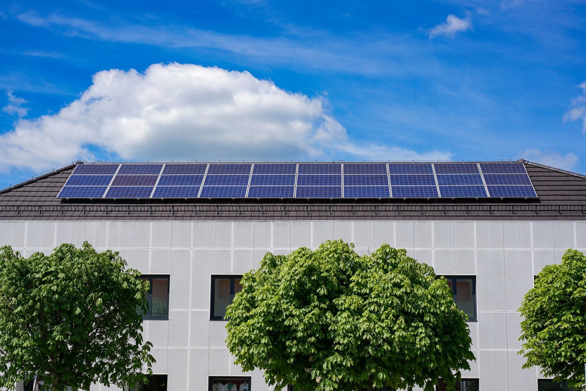 Gewerbegebäude mit Photovoltaikanlage auf dem Dach