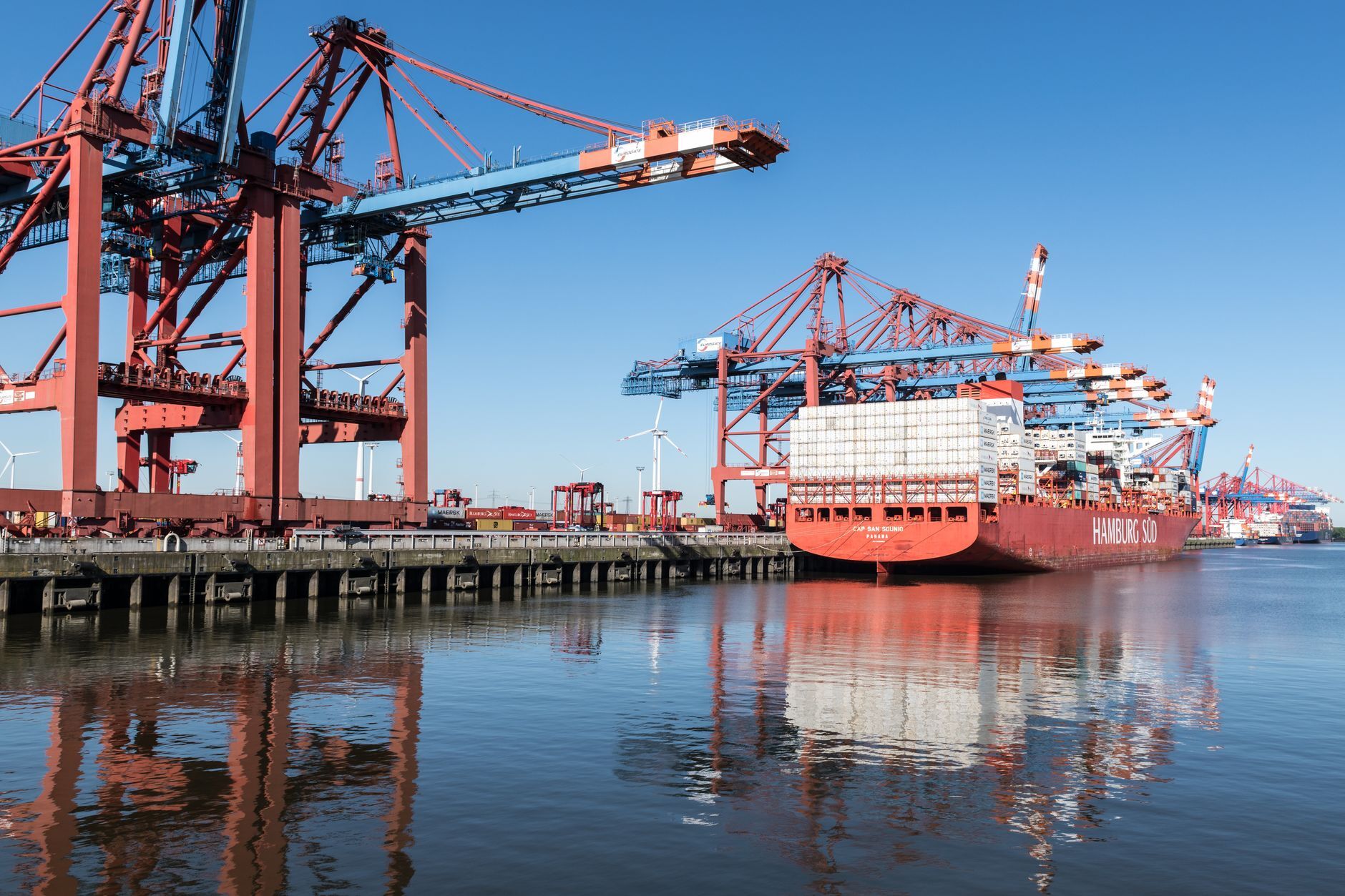Containerschiff und Kräne im Hamburger Hafen