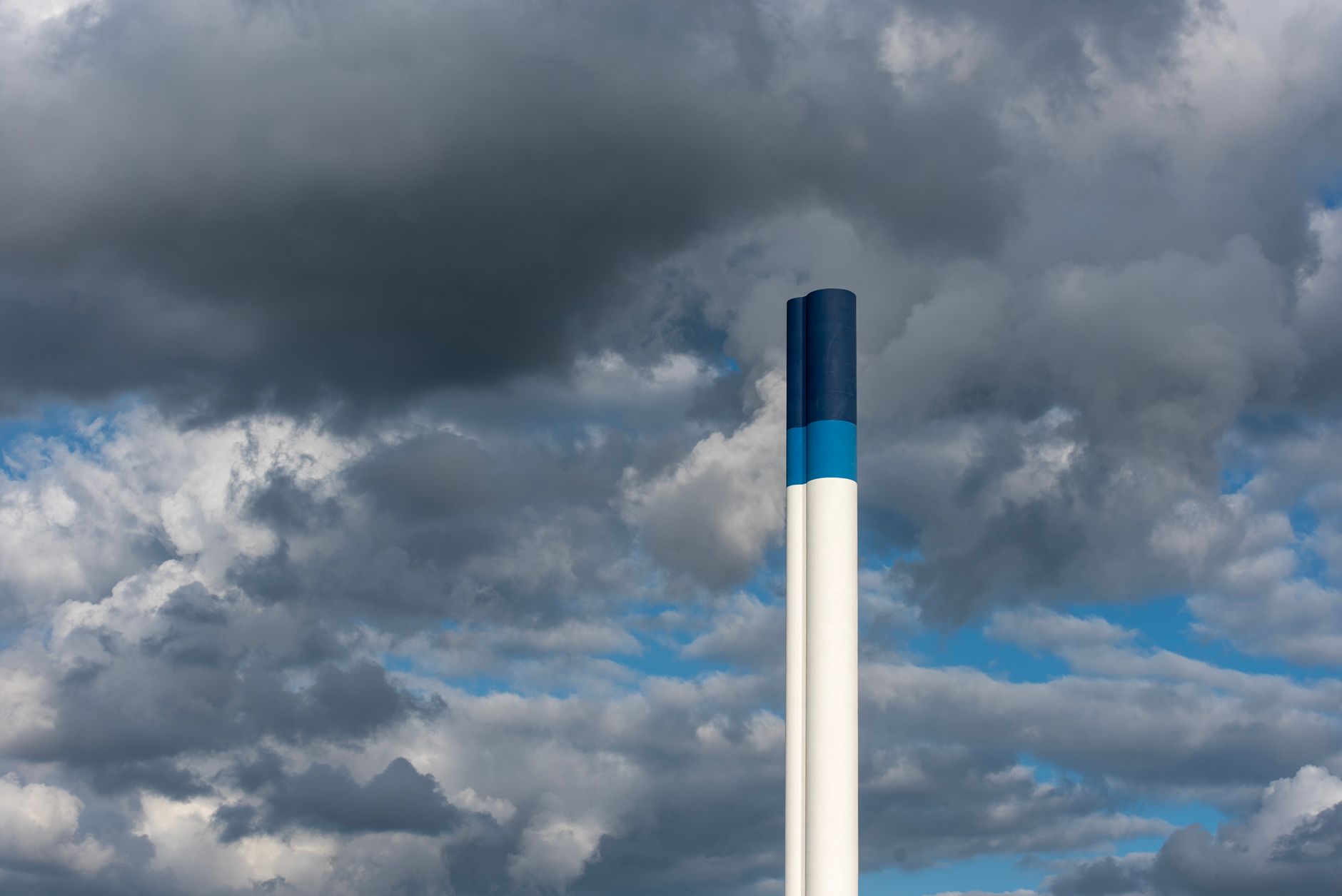 Industrieschornstein vor dunklen Wolken