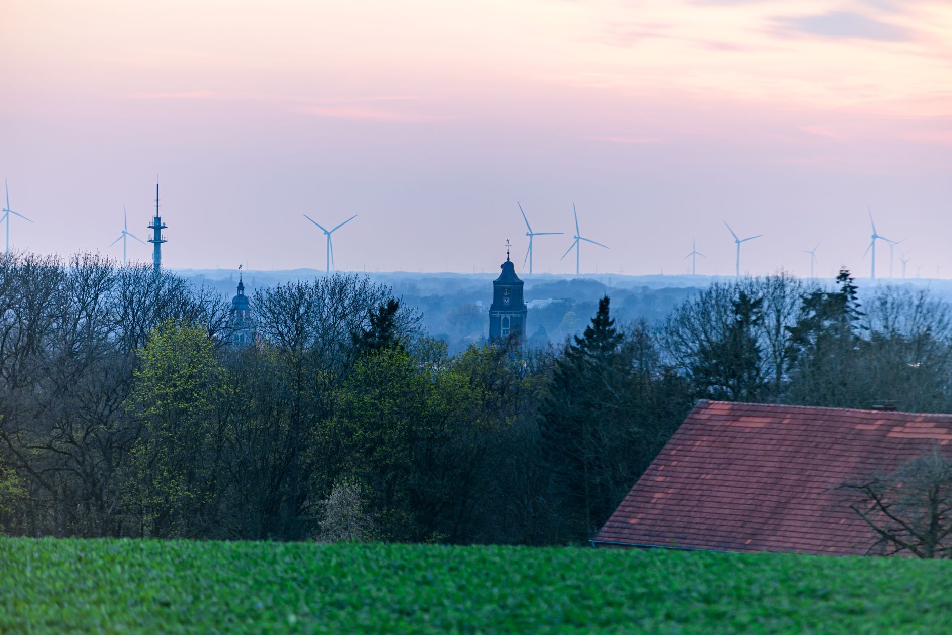 Rechenzentrum in der Gemeinde: Windstrom, Netzanschluss und Standortrisiko in Schleswig-Holstein und Hessen